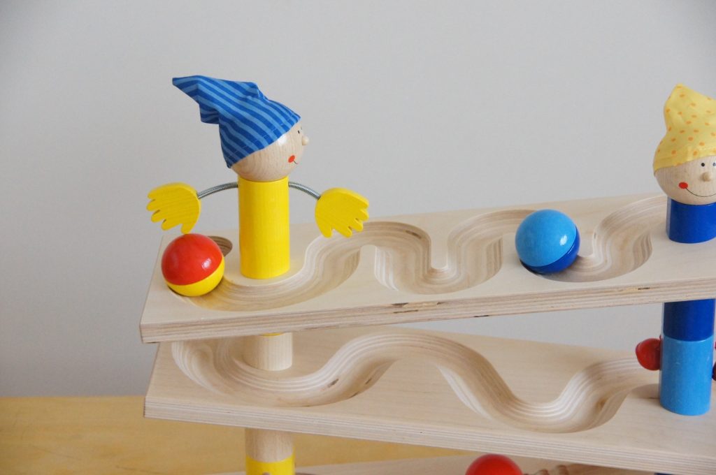 赤ちゃんから遊べる 玉転がしのおもちゃ ボールトラック ローリー オーガニックな暮らし 木のおもちゃdepot ブログ
